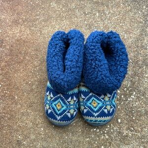 Muk Luks Style 401 Slip Ons Navy. Size 9/10 NWT
